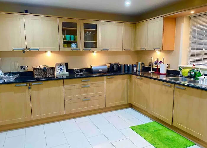 Luxurious Executive 4 Bedroom Whole Home | For 10