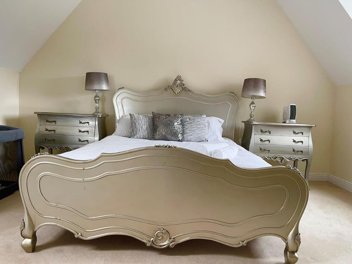 Luxurious Executive 4 Bedroom Whole | For 10 *