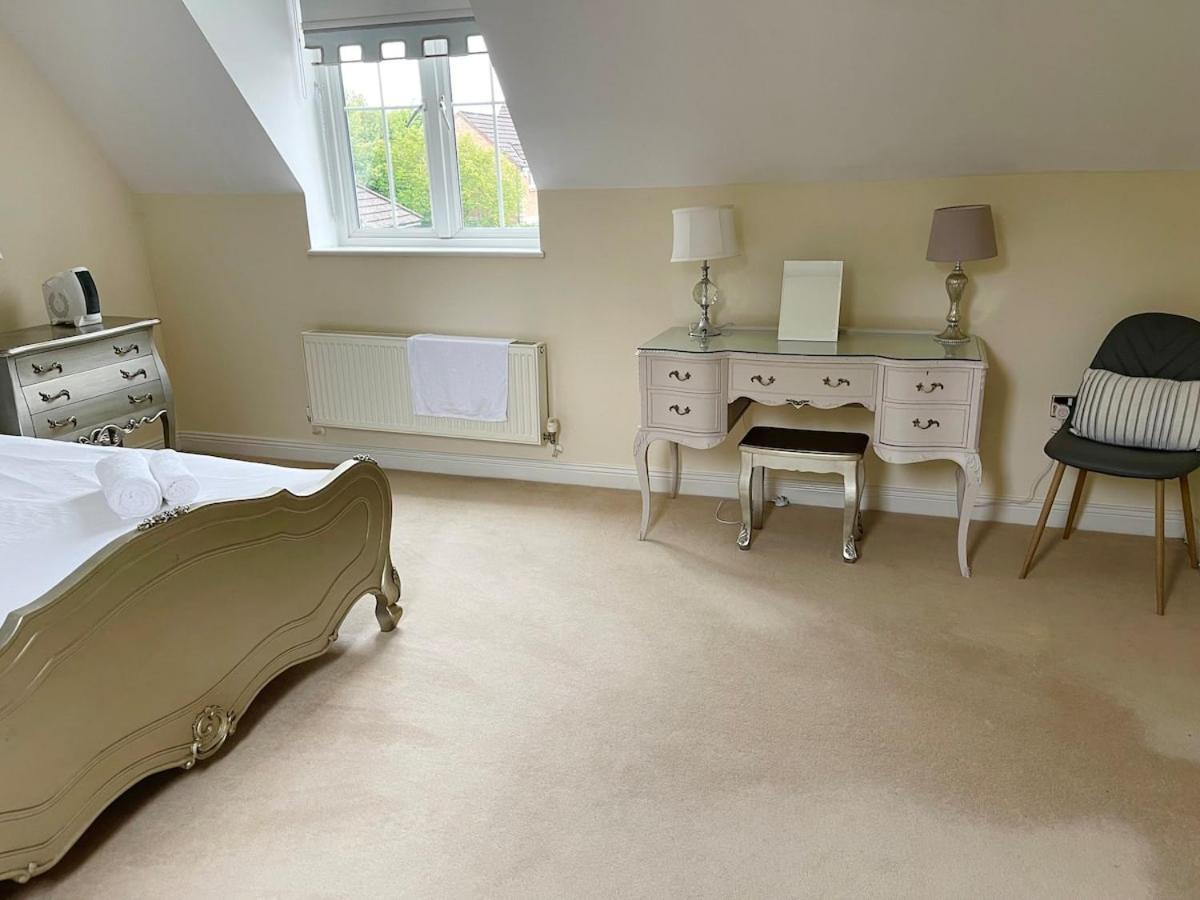 Luxurious Executive 4 Bedroom Whole | For 10 Holiday home