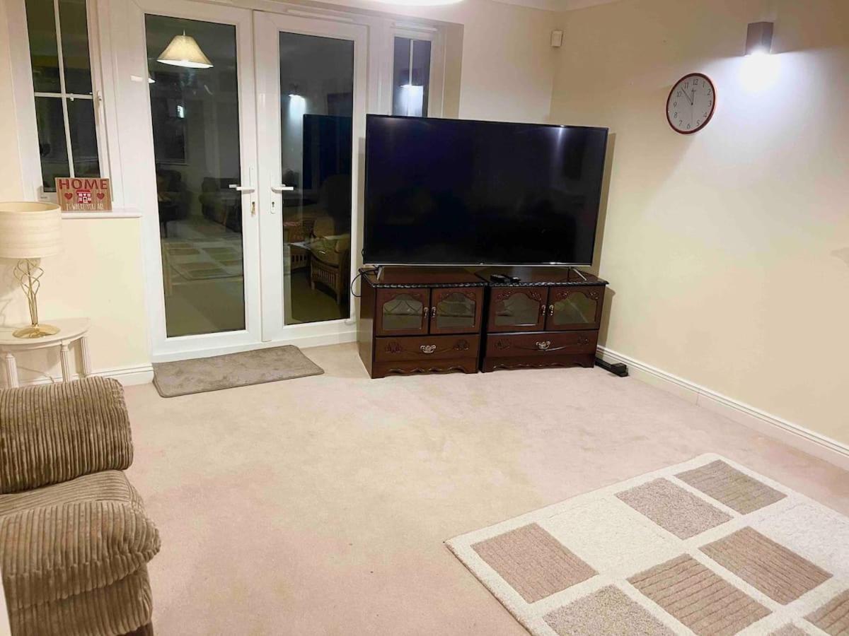 Luxurious Executive 4 Bedroom Whole | For 10 Holiday home Hensol