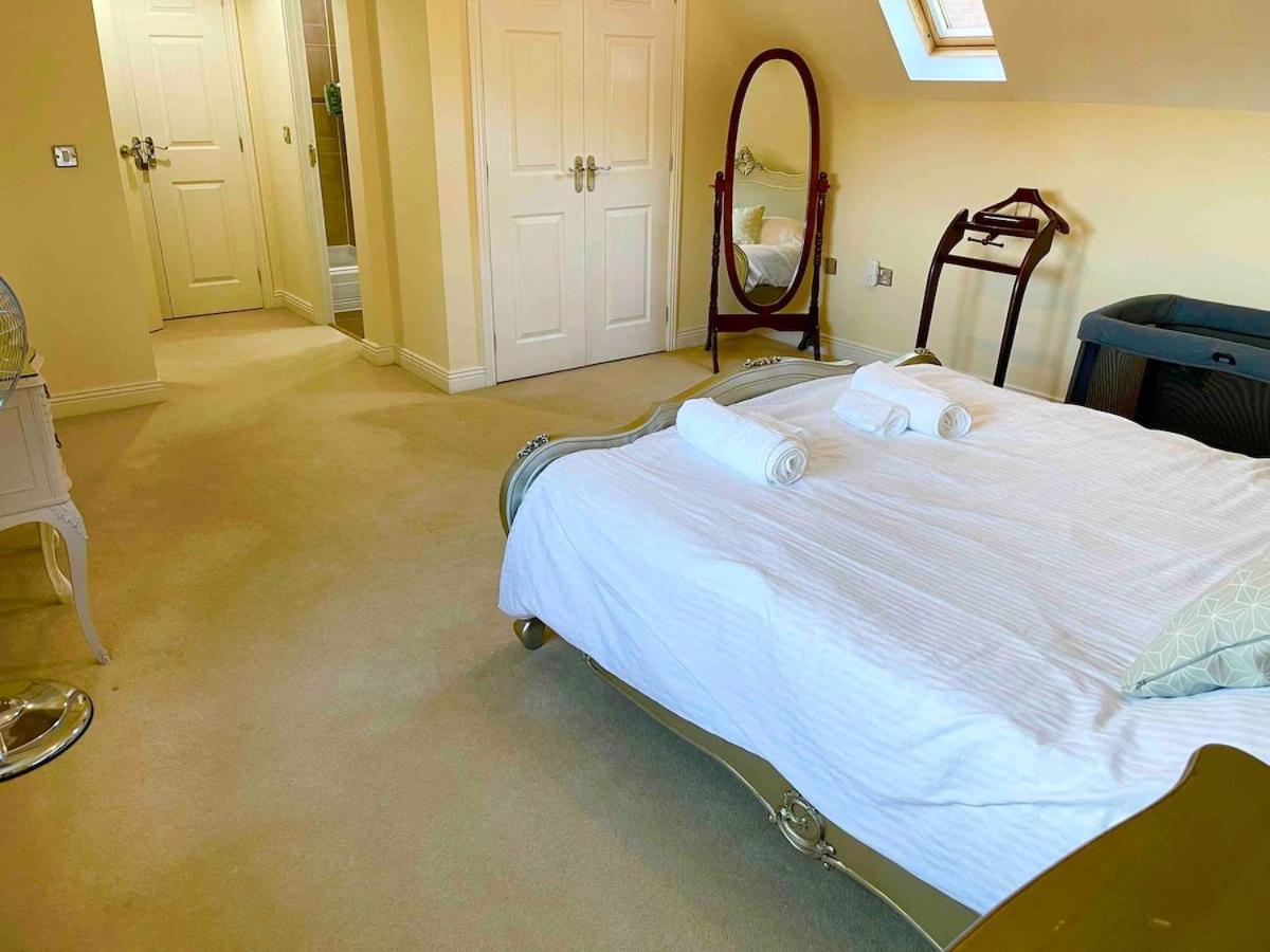 Luxurious Executive 4 Bedroom Whole | For 10 * Hensol