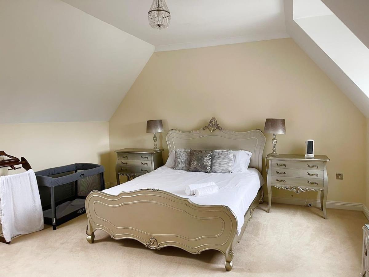 Luxurious Executive 4 Bedroom Whole | For 10 Holiday home