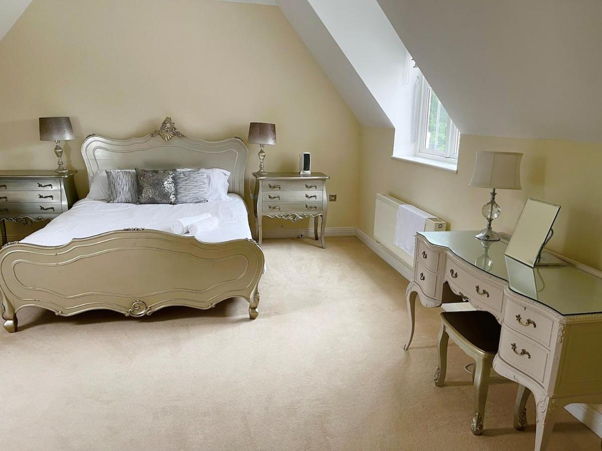 Holiday home Luxurious Executive 4 Bedroom Whole | For 10
