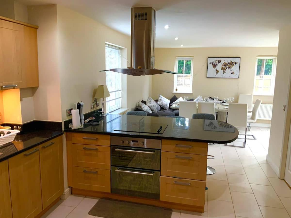 Holiday home Luxurious Executive 4 Bedroom Whole | For 10 *