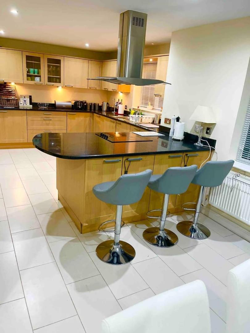 Luxurious Executive 4 Bedroom Whole | For 10 Holiday home Hensol