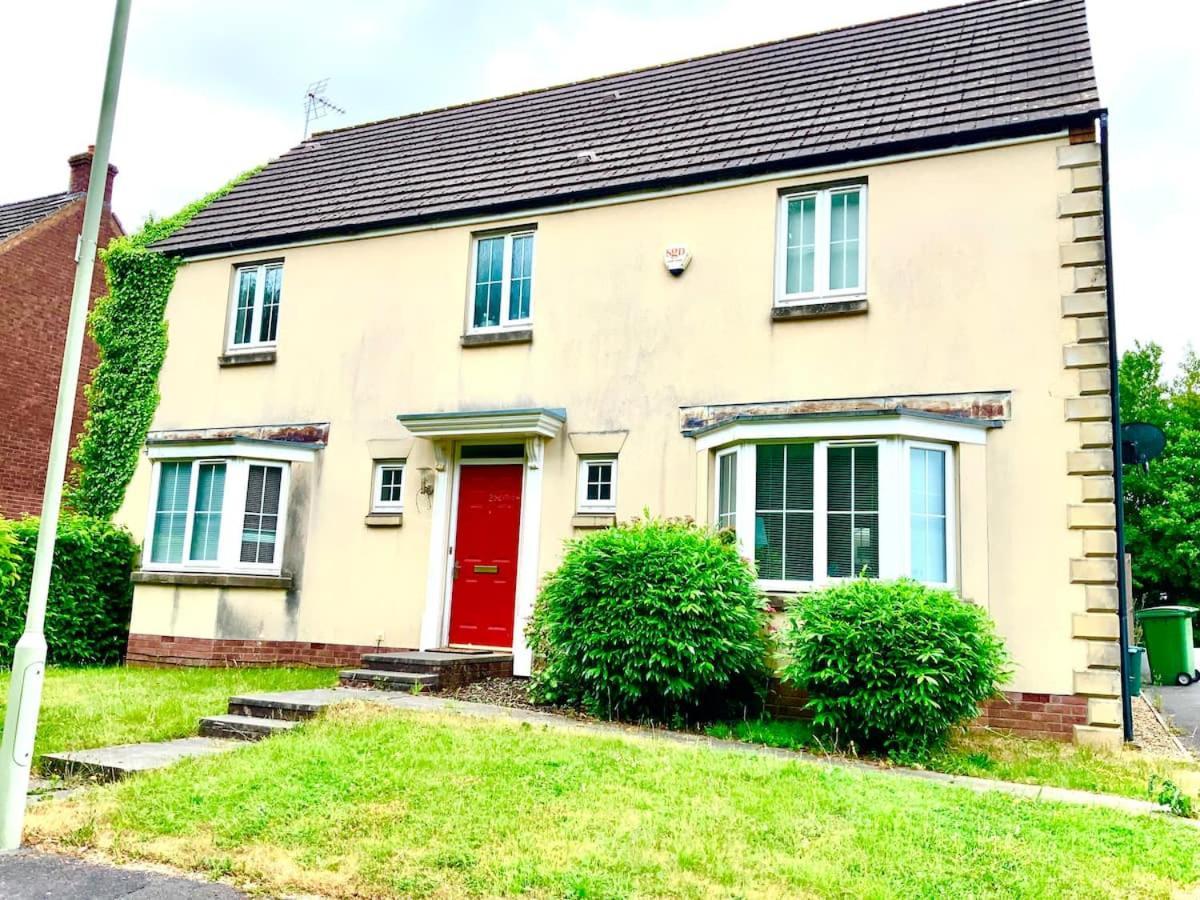 Luxurious Executive 4 Bedroom Whole | For 10 *