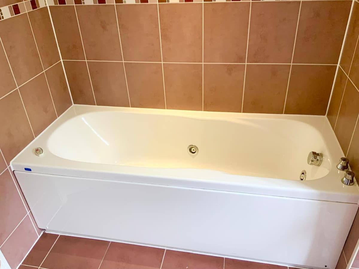 Luxurious Executive 4 Bedroom Whole | For 10 Hensol