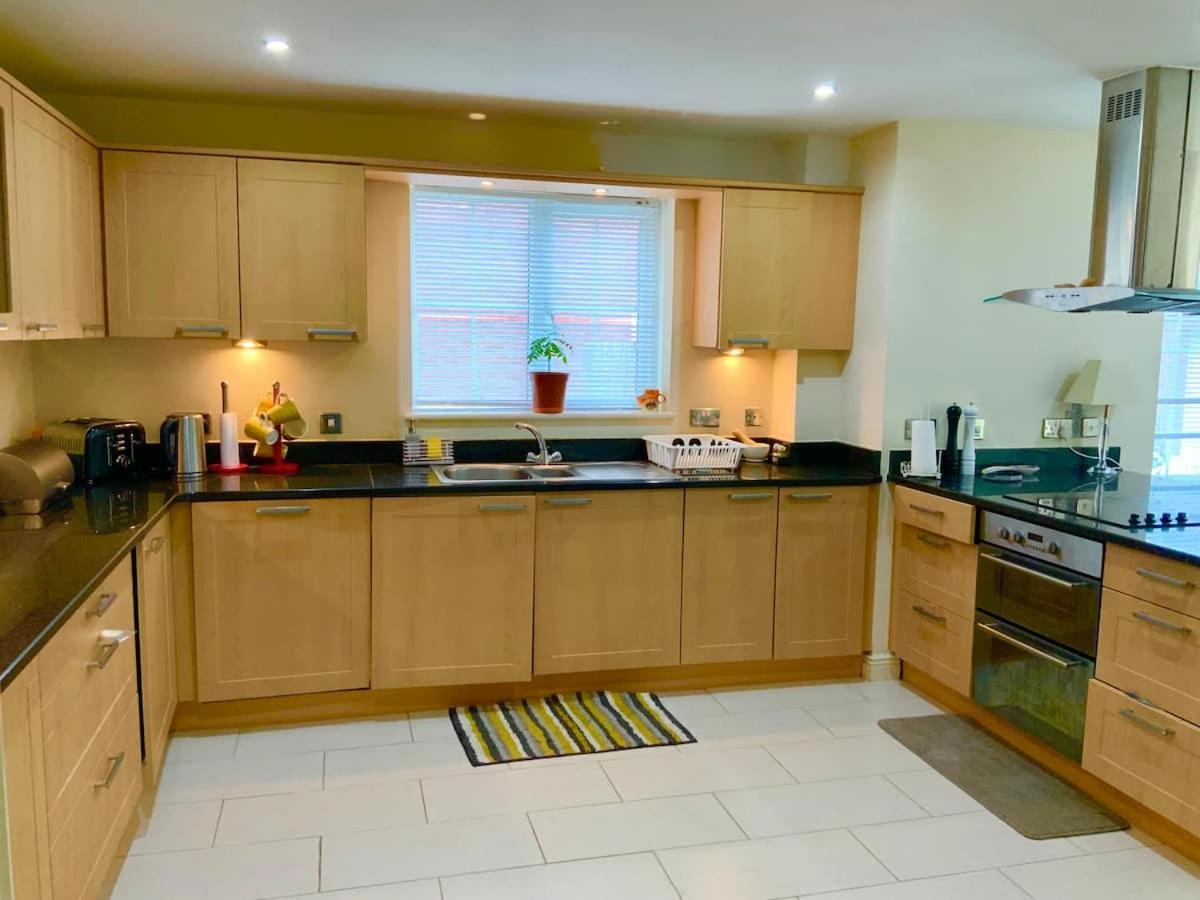 Luxurious Executive 4 Bedroom Whole | For 10 Holiday home